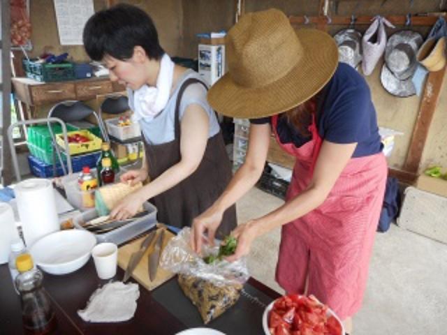 画像: もう、ちぎって入れちゃいます!