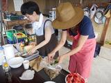 画像: もう、ちぎって入れちゃいます!