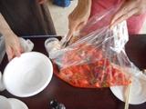 画像: 今回は屋外の調理なのでビニール袋を使用。 キャンプのときなどは、これだと洗い物が少なくて便利!