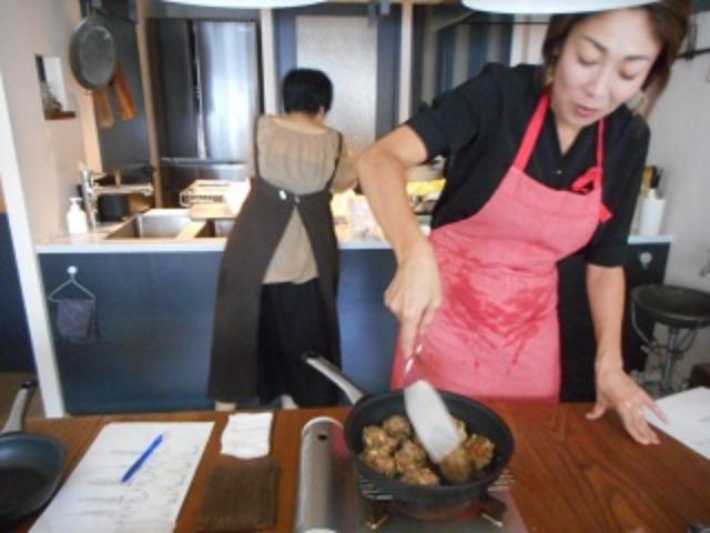 画像: ねばねばしてくっつくので注意! お箸も使ってひっくり返しましょう!!