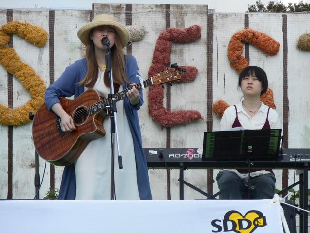 画像: まずは伊禮 恵さん。ゆったりと、安らぐような歌声で会場を包み込みました。