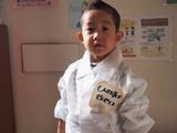 画像: おこちゃまも今日は先生!白衣を着て、表情も引き締まります。