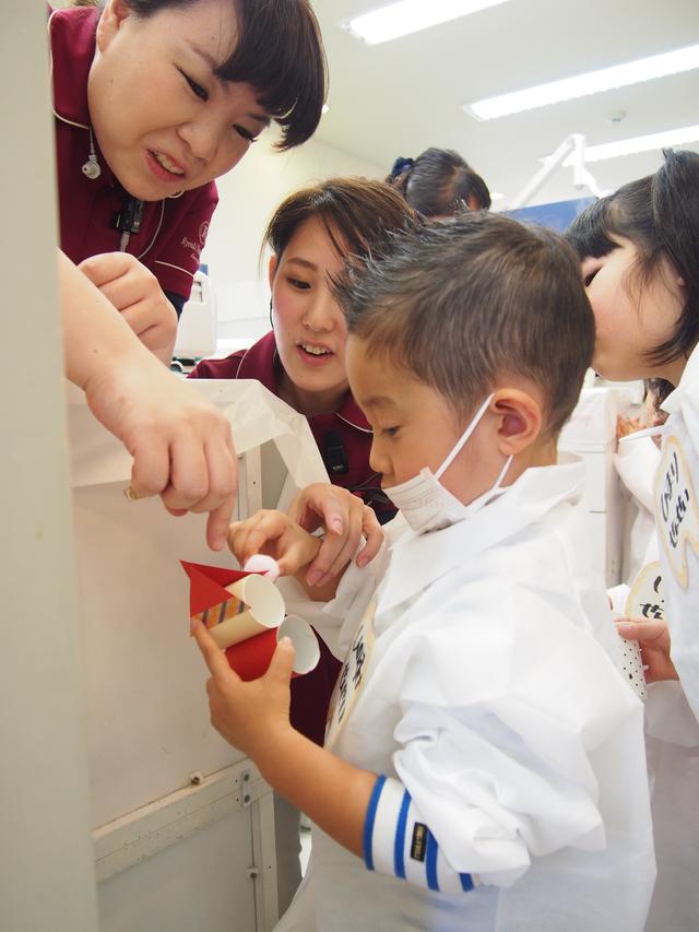 画像: 優しい先生に教えてもらいながら貼り付けて・・・
