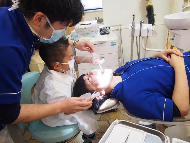 画像: さっそく先生に教えてもらいながら、いつもと逆に、先生のお口の中を・・・