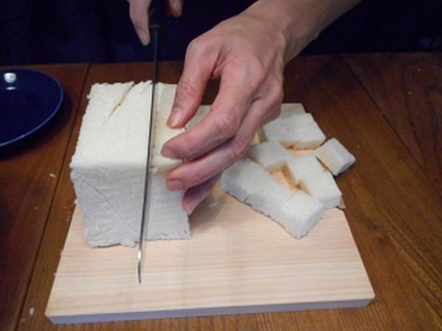 画像: 中身はひとくち大にカット。 あとで一緒にトーストします。