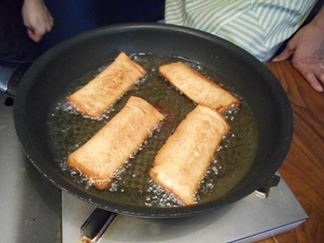画像: 裏返しながらこんがりキツネ色になるまで。 この状態は、まだまだです!!