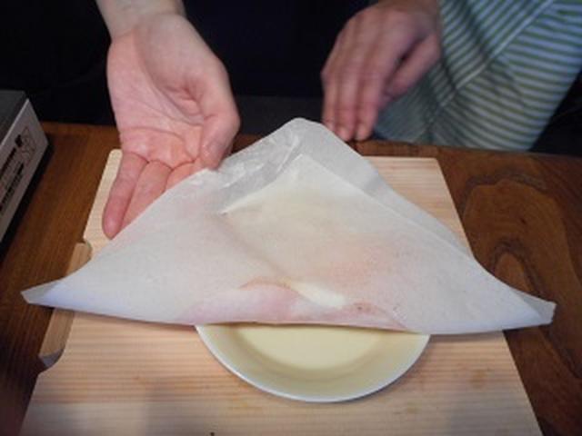 画像: 水溶き小麦粉でのり付け!
