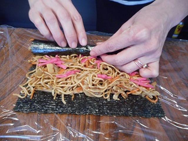 画像4: お寿司だけが海苔巻きじゃない!焼きそば海苔巻