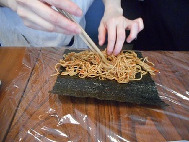 画像2: お寿司だけが海苔巻きじゃない!焼きそば海苔巻