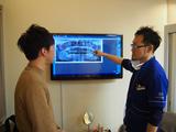 画像: 診察室に移動すると、さきほど撮ったばかりのレントゲンで説明を受けます。