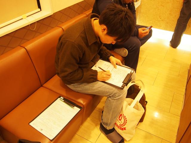 画像: 6〜7年ぶりの歯医者さんでやや緊張する2人。