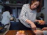 画像: ごはんがポロポロしないように握るっ!