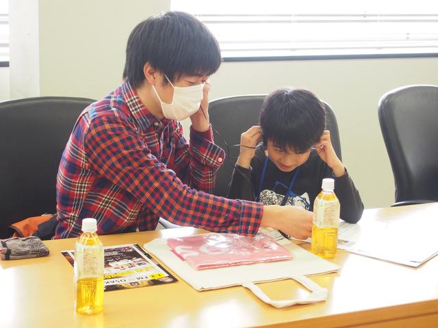 画像: 今回参加してくれた子供達には、番組オリジナル携帯ラジオをプレゼント! みんな聞いてくれました。
