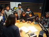画像: みんなでスタジオに入って番組タイトルなどを収録。