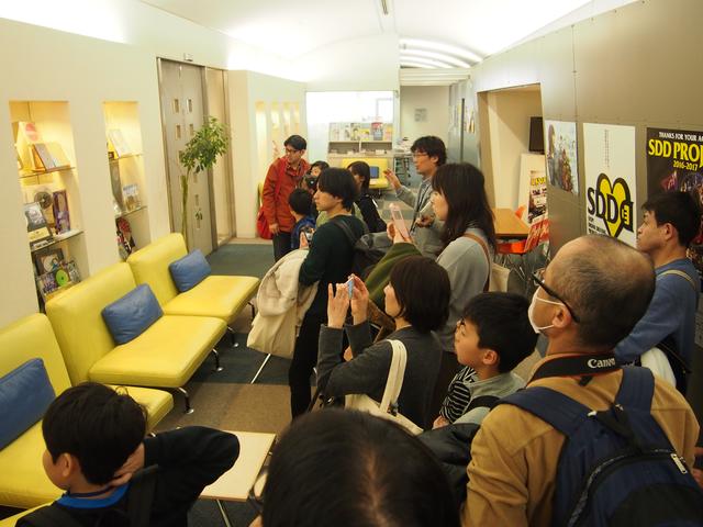画像: その後は、FM OSAKAの局内をご案内。普段は見られないいろんなところを見てもらいました。
