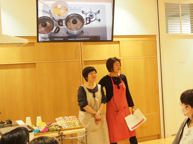 画像: 上の画面で説明をしながら早速料理を作っていきます。