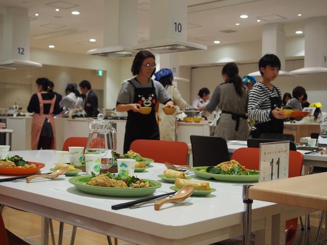 画像: できたお料理を机に運んで・・・。