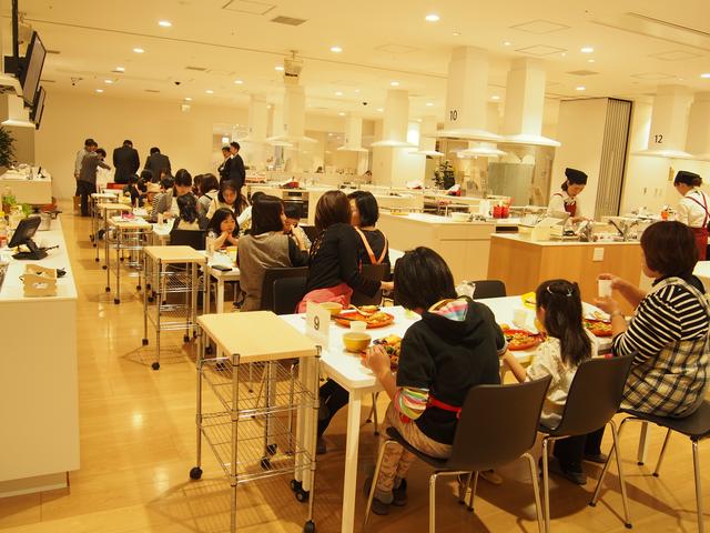 画像: わいわいとみんなでおしゃべりをしながらいただきます。