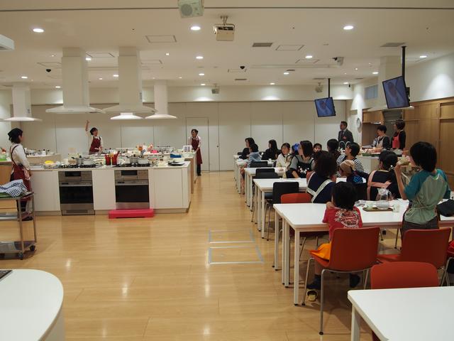 画像: お料理の予習後は、キッチンの使い方を勉強します。