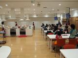 画像: お料理の予習後は、キッチンの使い方を勉強します。