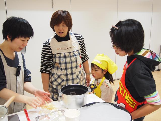 画像: 櫻井先生も、それぞれのテーブルをまわって、一緒に作っています。