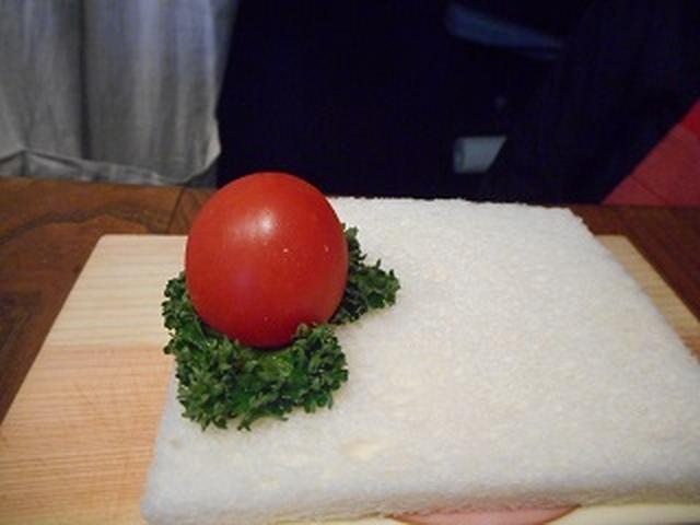 画像: その上から、爪楊枝にミニトマトを刺します。