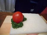 画像: その上から、爪楊枝にミニトマトを刺します。
