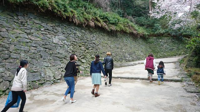 画像: こちらは裏坂。一番ゆるい部分でもこの傾斜です。