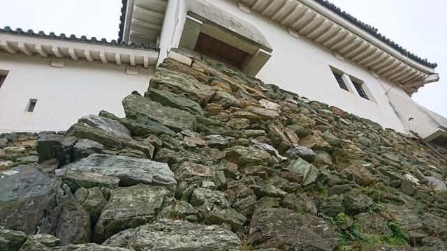 画像: この石垣に秘密が隠されているんです。