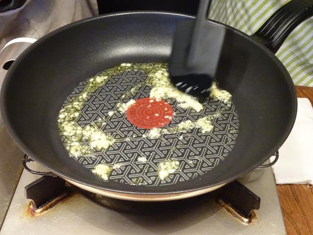 画像3: カニカマとズッキーニのチーズ炒め