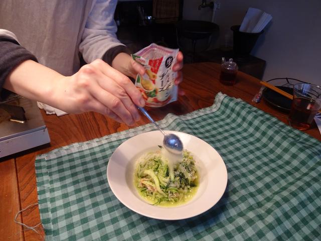 画像6: カニカマとズッキーニのチーズ炒め