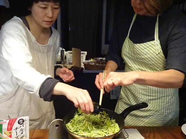 画像5: カニカマとズッキーニのチーズ炒め