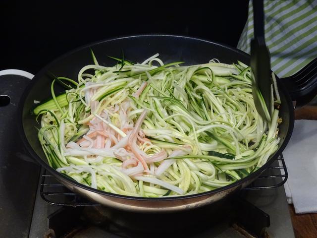画像4: カニカマとズッキーニのチーズ炒め