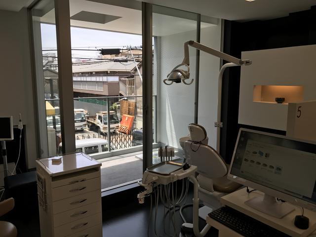 画像: テラス付き。歯医者ですが、美術館のようです。