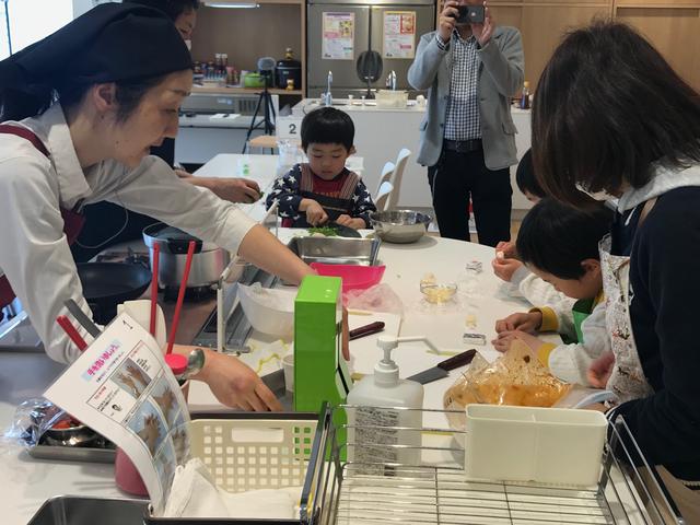 画像: お子ちゃまも料理中・・・。