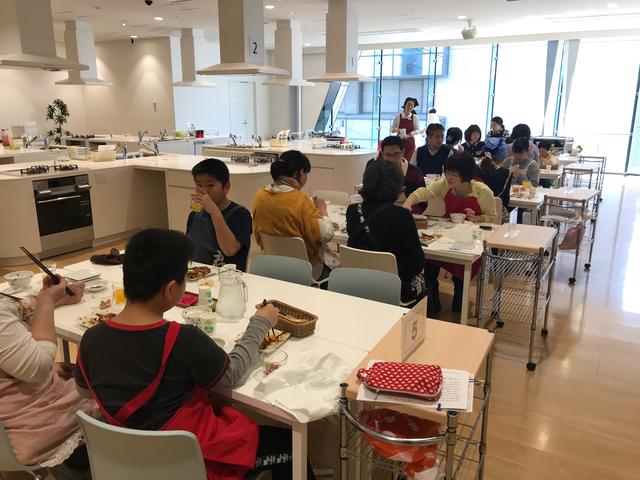 画像: みんなでわいわいといただきます。