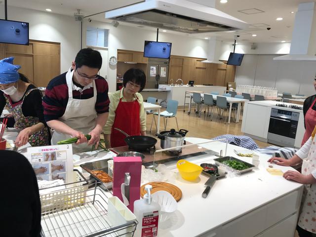 画像: ご夫婦も、今日は旦那さんが頑張ります!
