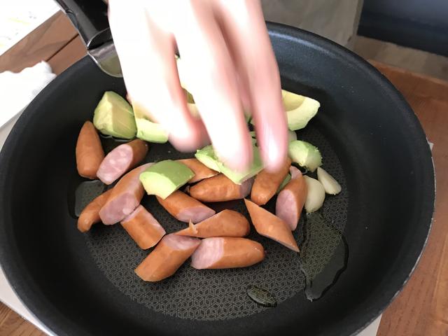 画像3: 丸ごとニンニクとアボカドの炒め物
