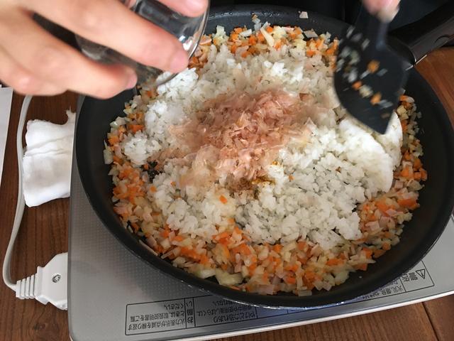 画像6: カツオ節カレーピラフのチーズかけ