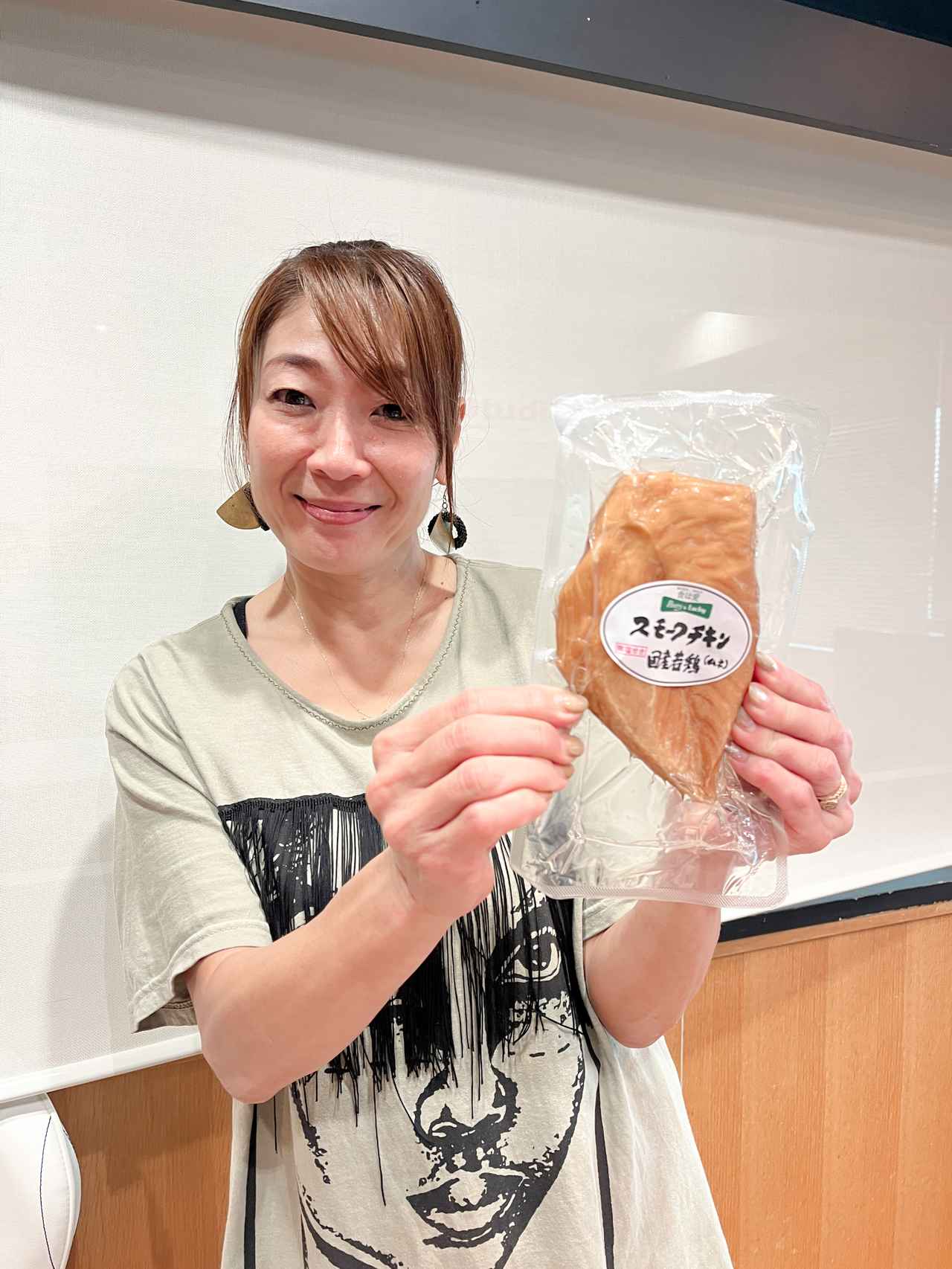 画像: 9/5のプレゼント③
パントリー&ラッキーさんから【 自社工場たくみ亭の無塩せきスモークチキン】を3名様に!
