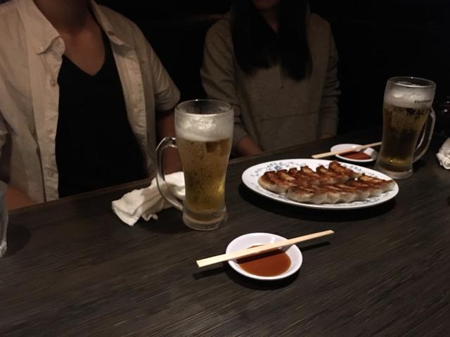 画像: 餃子を食べていただくのは、「やすぽん」さんと「さら」さん