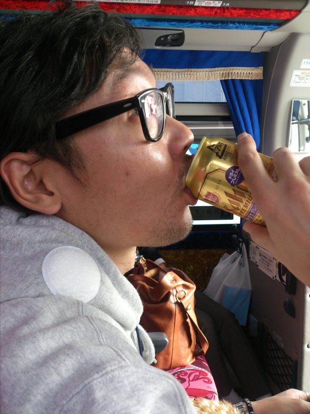 画像: バスに戻って、リスナーさんから頂いたビールをさらに飲む!