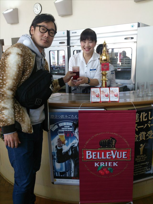 画像: ベルギーの、酸味もあり甘味もあるフルーティーな赤いビール「ベル・ビュークリーク」!! 今の時期だけ特別に試飲出来ちゃいます(*´∀`) さくらんぼが入っていて、作るのに一年かかるそうです。