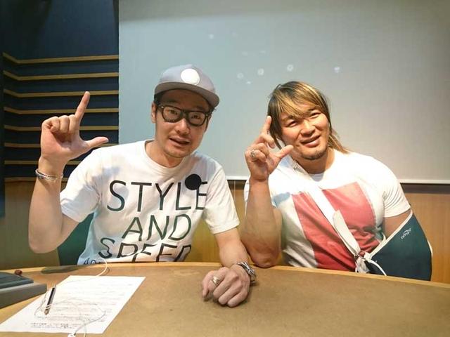 画像: 腕をつっている姿が痛々しい棚橋選手。今回は解説者のポジションでお話し下さいました。