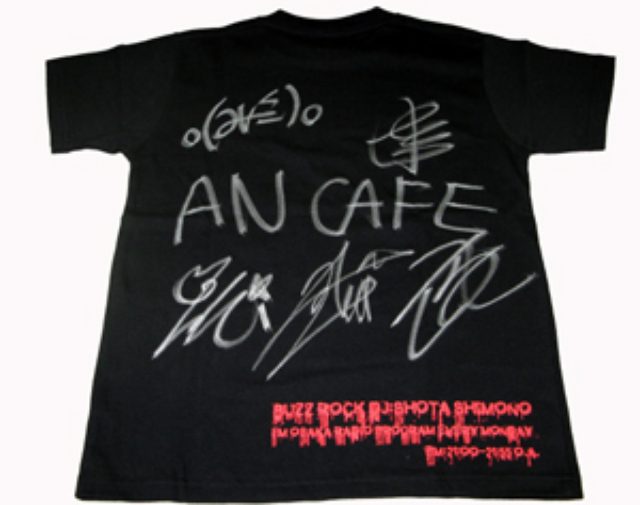 画像: ↑かなり激レアな番組公式BUZZ ROCK Tシャツ 世界に1枚! (アンカフェ全員のサイン入り)です。 アンカフェのリクエスト&要望のメール次第でプレゼントしま〜す!!! もうしばらくお待ちください!.........................。 BUZZ ROCK毎週聞けばイイ事あるよ〜0(≧∀≦)0> BUZZはアンカフェも好き!NOIZも好き!もちろんジャンヌも好き! 6月30日の番組はレアですよ〜!?
