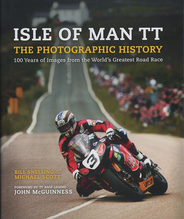 画像: マン島TT5000トロフィー・レース史写真集 Isle of Man TT - The Photographic History ハードカバー/W253×H311/カラー・モノクロ/256p/英語 ¥5,000 (税抜) 1907年初開催、今も続く世界最古の公道レース、マン島TTの歴史写真集。サドルとマッドガード、自転車に毛の生えた公道仕様車で疾走する初期の勝者C・コリエルのマチレスからロードレース界戦後初のスーパースターG・デュークの時代。平均時速100マイルの壁を超えたB・マッキンタイヤが駆るダストビン・フェアリングのジレラと広く活躍したJ・サーティスやS・ミラーの姿。60年以降はアゴスチーニ、ヘイルウッド、マクギネスらスーパースターが目白押し。ヒスロップらスペシャリストに交じりG・マーティンの父親や、昭和5年に参戦した日本人、多田健蔵氏の姿も見られる。「スーパースターでなく自分自身になりたい。(J・ダンロップ)」ライダー達の発言がレースの実像を身近にする。死と隣り合わせながら100年以上続いた意味の伝わる一冊