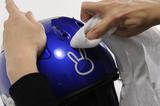画像: ⑨ガイドラインを消す 最後に、ヘルメットに引いたガイドラインを、脱脂剤でふき取って消す。 アルコール類やシリコンオフ、パーツクリーナなら塗装への影響はほとんどない。 シンナーやトルエン等はダメだ。
