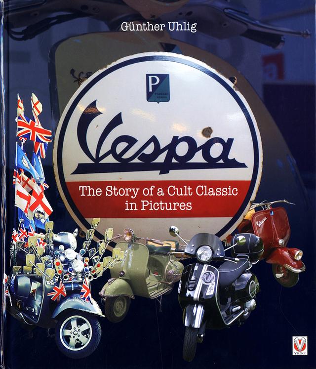 画像: Vespaファミリー生態図鑑 Vespa - The Story of a Cult Classic in Pictures ベスパ、写真で知るカルト・クラシック物語 ¥7,000 (税抜) 物語はメッカ-ポンテデーラの工場跡、ピアジオミュージアムを訪ねるところから始まります。経営者E・ピアジオの先見の明とC・ダスカニオの合理的デザインの称賛も束の間、そこからは現在を生息するVespaオンパレード。ローマウントランプ最古のシリーズV98、ハンドルバー高さにランプが移動現代的になったVNB&VBB、スポーツモデルGSとGLに始まる現代へのモデルライン。小さくて偉大な小排気量モデルに、その他海外生産モデルやサイドカーなど。Vespa乗りの生態例写真含め、タイプごとの車両に寄り添い、'どのVespaにしようか?'品定めするかのように個性をじっくり味わえる。著者20年ぶり渾身の一作です。