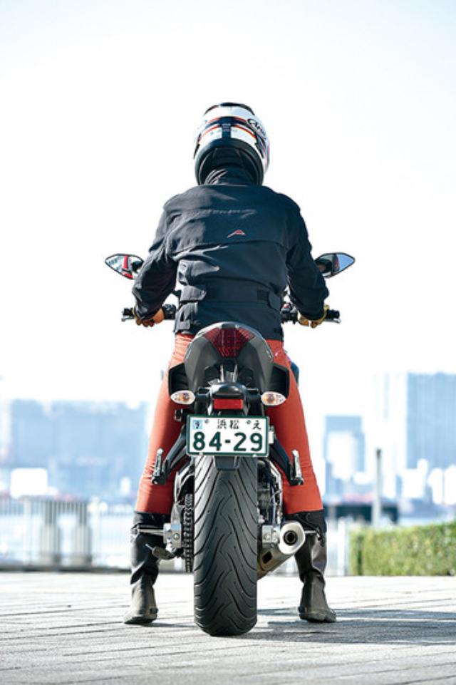 画像: 両足のカカトがうっすら浮いてますが、かなり安心感のある足着き性。シートはちょっと前傾気味のタンク周りが引き締まったデザインで、ニーグリップがしやすいです。お尻の痛くなり度合いですが、3時間は平気でした。