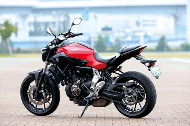 画像: 私は168cmですが、背がデカけりゃデカいバイクも乗りこなせるかというと、 そんなワケない。 やっぱね〜、女ってどうしても非力なんですよ。 私の操作技術がマズいのはさておき、グラッと来た時に支えられないバイクは ムリがあるんです。でもMT-07は、バックが怖くない! 押し歩きが苦じゃない!